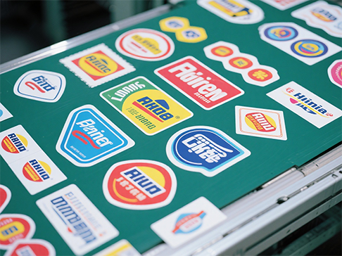 粘着レーザーダイカットに使用できるレーザーコントローラーの種類は何ですか?