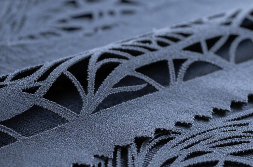 布地のレーザー切断の利点とレーザー制御システムの重要性