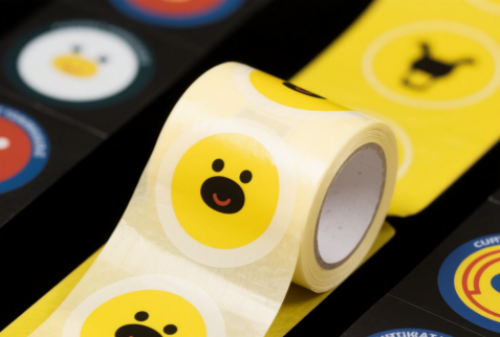 高度なレーザー制御システムを使用して粘着ラベルのワークフローに革命を起こします